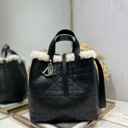 Premium Replica DiorAlps small/medium Dior Toujours Vertical tote bag with macrocannage stitching and black wool trim At Cheap Price