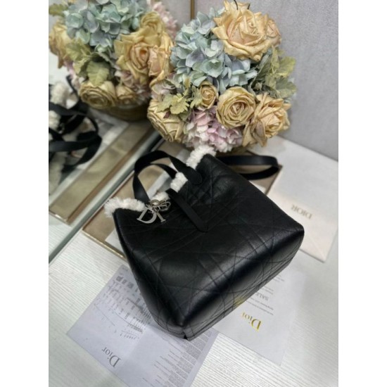 Fake DiorAlps small/medium Dior Toujours Vertical tote bag with macrocannage stitching and black wool trim Knockoff Clone Sale Online Premium Replica DiorAlps small/medium Dior Toujours Vertical tote bag with macrocannage stitching and black wool trim At Cheap Price