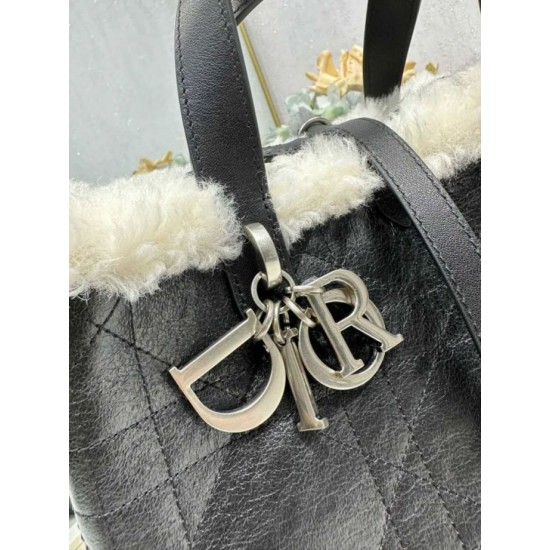 Fake DiorAlps small/medium Dior Toujours Vertical tote bag with macrocannage stitching and black wool trim Knockoff Clone Sale Online Premium Replica DiorAlps small/medium Dior Toujours Vertical tote bag with macrocannage stitching and black wool trim At Cheap Price