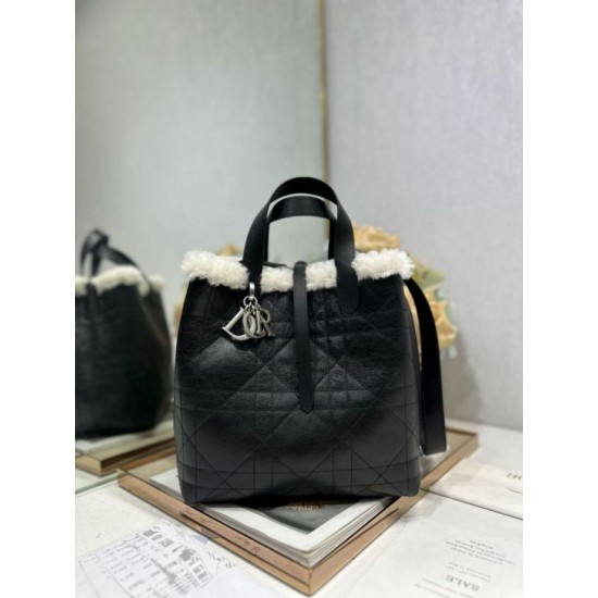 Fake DiorAlps small/medium Dior Toujours Vertical tote bag with macrocannage stitching and black wool trim Knockoff Clone Sale Online Premium Replica DiorAlps small/medium Dior Toujours Vertical tote bag with macrocannage stitching and black wool trim At Cheap Price