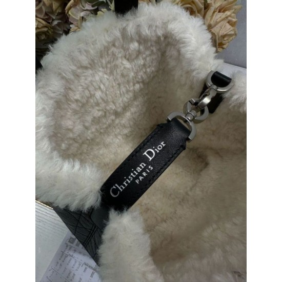 Fake DiorAlps small/medium Dior Toujours Vertical tote bag with macrocannage stitching and black wool trim Knockoff Clone Sale Online Premium Replica DiorAlps small/medium Dior Toujours Vertical tote bag with macrocannage stitching and black wool trim At Cheap Price