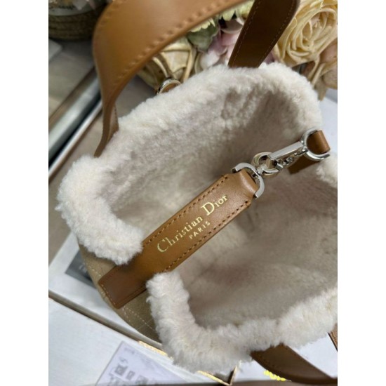 Premium Replica DiorAlps small/medium Dior Toujours Vertical tote bag with topstitching Macrocannage and Apricot Wool Trim At Cheap Price