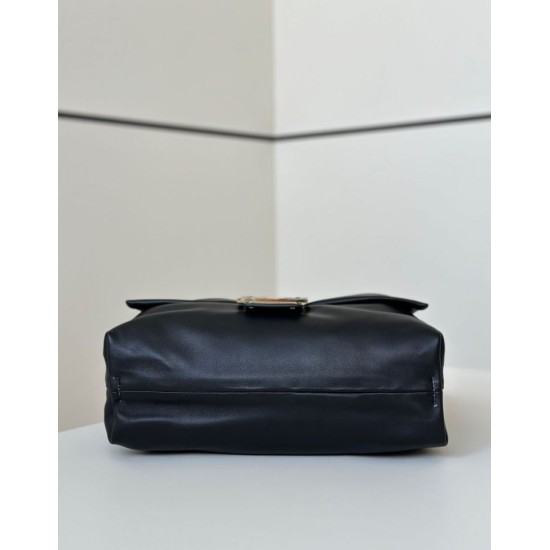 Premium Replica Fendi Medium/Large Mamma Baguette shoulder bag Black At Cheap Price