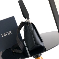 Best Replica Dior Privé Messenger Men Flap Bag in Black Knockoff