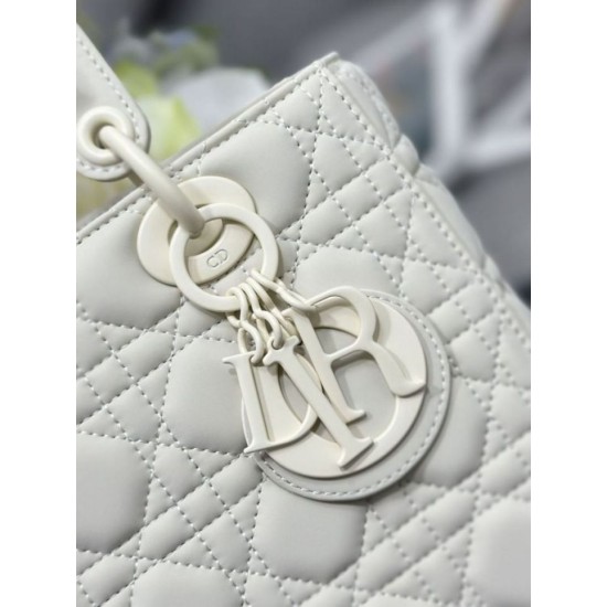 Replica Dior Medium Lady Dior matte cannage handbag with flap white Knockoff Cheap AAAAA Replica Dior Medium Lady Dior matte cannage handbag with flap white Fake Clone