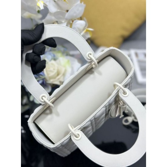 Replica Dior Medium Lady Dior matte cannage handbag with flap white Knockoff Cheap AAAAA Replica Dior Medium Lady Dior matte cannage handbag with flap white Fake Clone