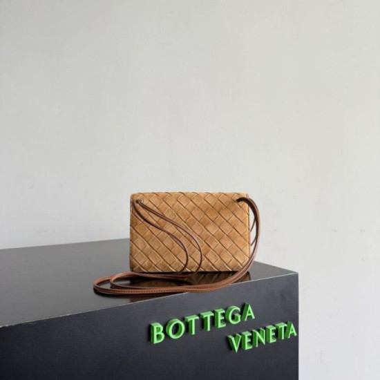 Premium Replica Bottega Veneta Andiamo clutch brown suede Clone