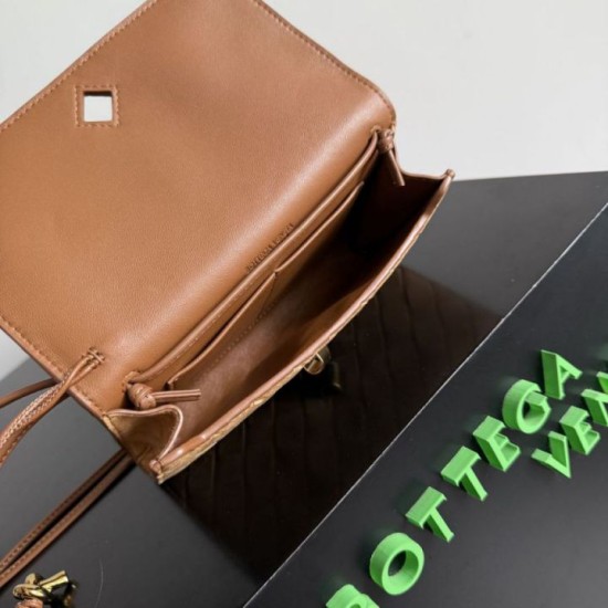 Premium Replica Bottega Veneta Andiamo clutch brown suede Clone