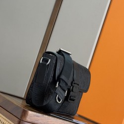 Replica Dior Trek Mens Dior Oblique Shoulder Bag Black Nylon Clone Knockoff