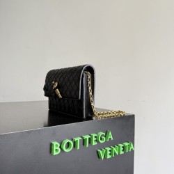 AAAAA Replica Bottega Veneta Andiamo Chain Crossbody Bag Black Fake