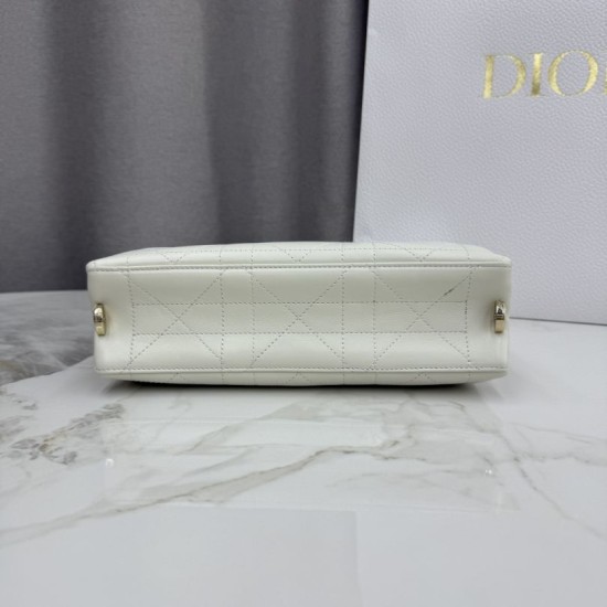 AAAAA Replica Dior Trianon Bags with Flat Macrocannage Chain White Fake