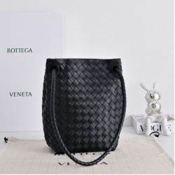 AAAAA Replica Bottega Veneta Andiamo Small Bucket Bag in Black Fake Clone
