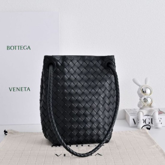 AAAAA Replica Bottega Veneta Andiamo Small Bucket Bag in Black Fake Clone