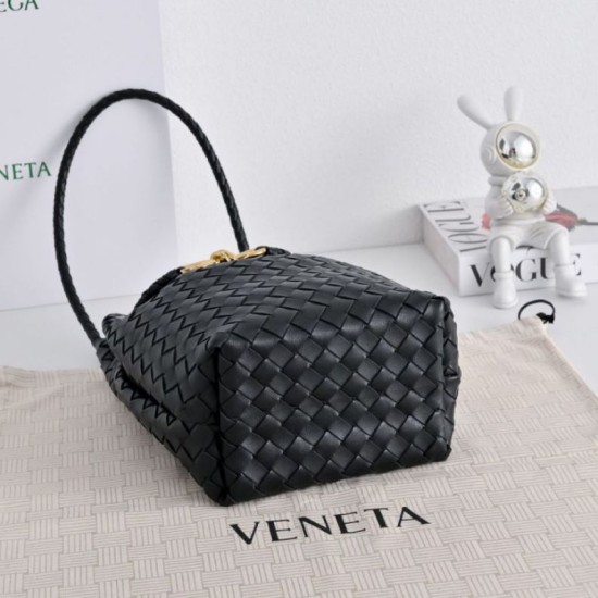 AAAAA Replica Bottega Veneta Andiamo Small Bucket Bag in Black Fake Clone