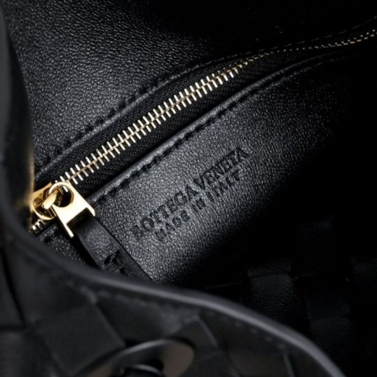 AAAAA Replica Bottega Veneta Andiamo Small Bucket Bag in Black Fake Clone