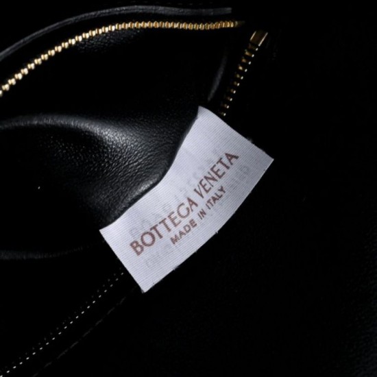 AAAAA Replica Bottega Veneta Andiamo Small Bucket Bag in Black Fake Clone