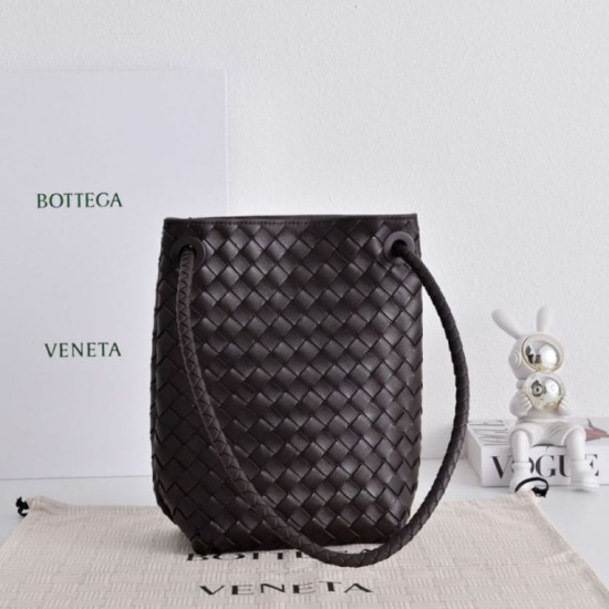 AAAAA Replica Bottega Veneta Andiamo Small Bucket Bag in Burgundy Fake Clone