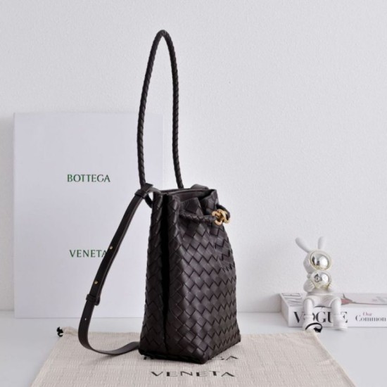 AAAAA Replica Bottega Veneta Andiamo Small Bucket Bag in Burgundy Fake Clone
