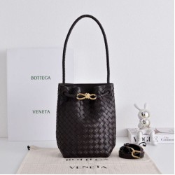 AAAAA Replica Bottega Veneta Andiamo Small Bucket Bag in Burgundy Fake Clone