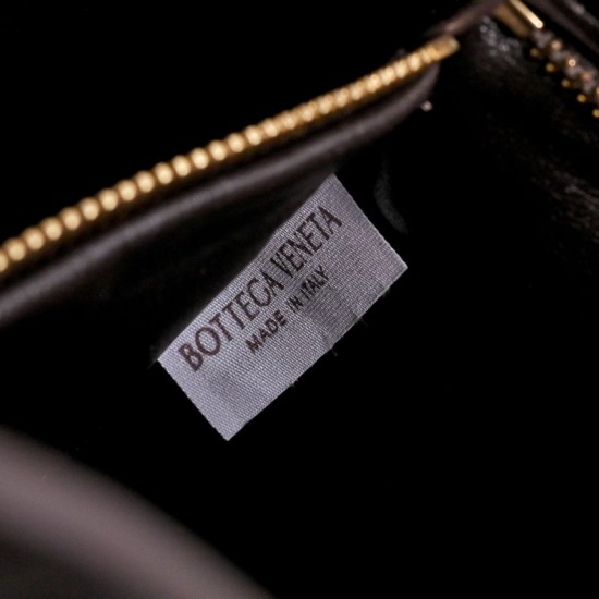 AAAAA Replica Bottega Veneta Andiamo Small Bucket Bag in Burgundy Fake Clone