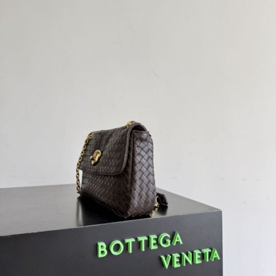 Mirror Quality Replica Bottega Veneta Madison Intrecciato Shoulder Bag in Burgundy Knockoff
