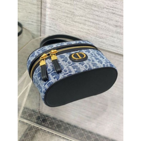 Replica Dior 30 Montaigne Mini Vanity Case Blue Denim Oblique Jacquard Replica Dior 30 Montaigne Mini Vanity Case Blue Denim Oblique Jacquard