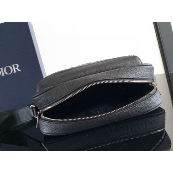 Replica Dior Rider 2.0 Zipped Messenger Bag Beige Oblique with Black Leather Replica Dior Rider 2.0 Zipped Messenger Bag Beige Oblique with Black Leather