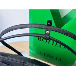 Replica Bottega Veneta Arco Medium Bag Black Grained 