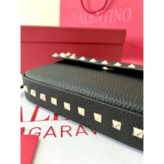 Replica Valentino Rockstud Pouch Bag Black Grained Fake Valentino Rockstud Pouch Bag Black Grained Replica