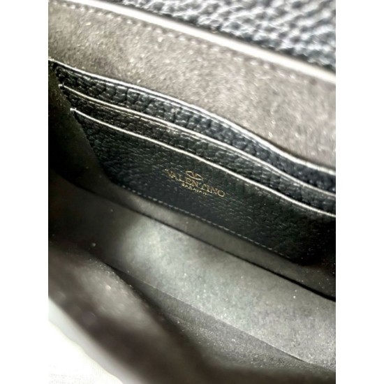 Replica Valentino Rockstud Pouch Bag Black Grained Fake Valentino Rockstud Pouch Bag Black Grained Replica