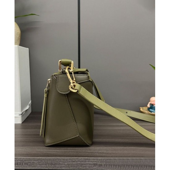 Best Replica Loewe Puzzle Edge Classic Vintage Bag Small Green Fake At Cheap Price Special Grade Replica Loewe Puzzle Edge Classic Vintage Bag Small Green Clone Sale