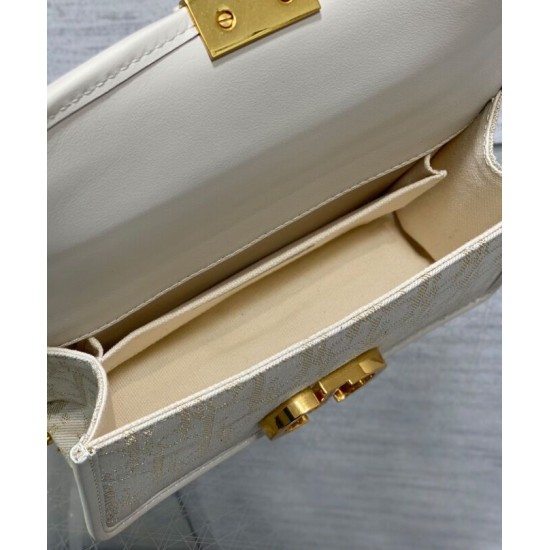Replica Dior 30 Montaigne East-West Bag Dior Oblique denim With Chain Cream