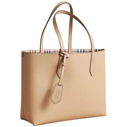 Replica Burberry The Medium Reversible Tote in Haymarket Check and Leather 40496351 Apricot