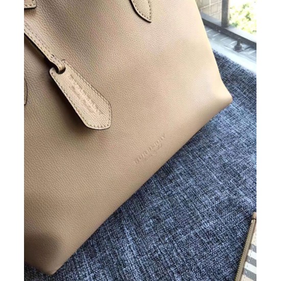 Replica Burberry The Medium Reversible Tote in Haymarket Check and Leather 40496351 Apricot